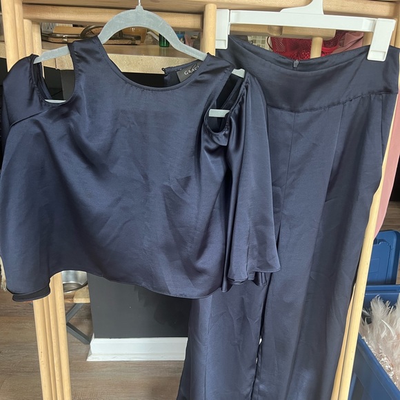 Pretty navy 2 piece - Picture 1 of 3